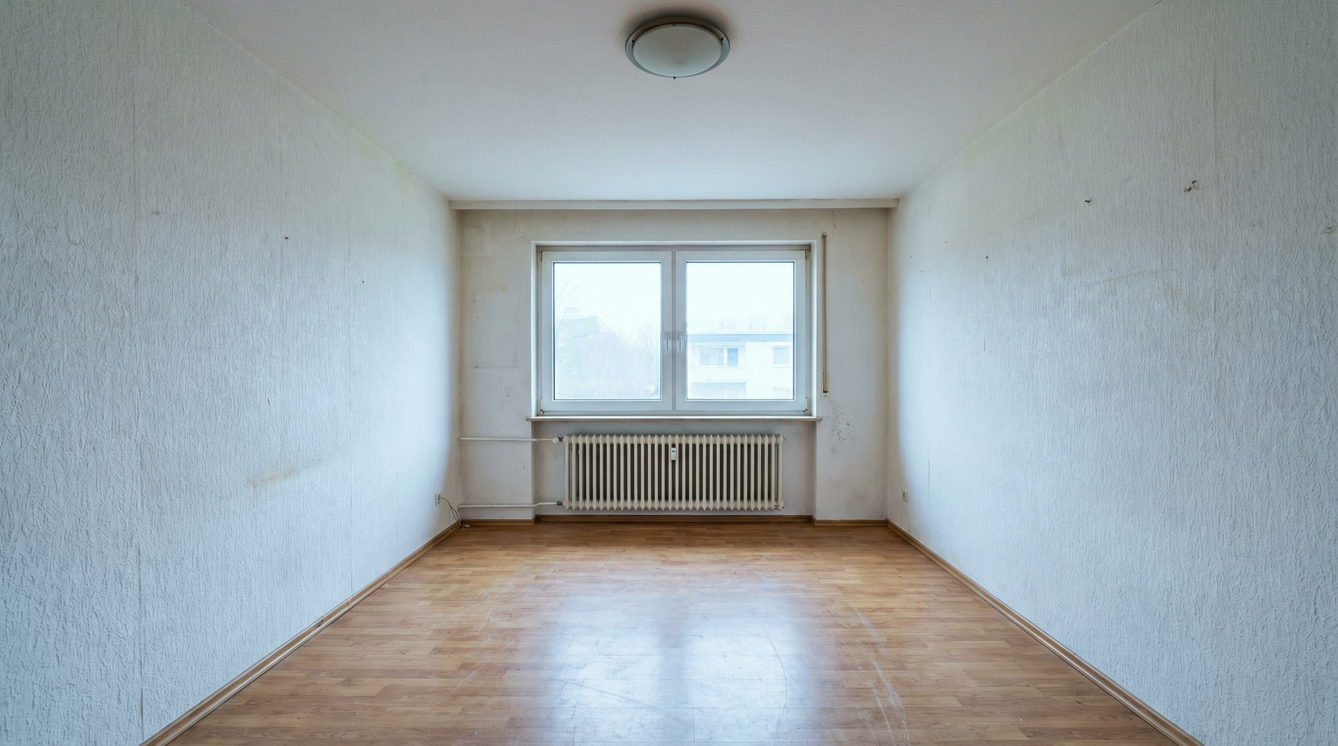 Vorher: schlichter, unmodernisierter Raum